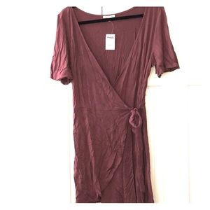 Casual, wrap dress. Short, flutter sleeve.